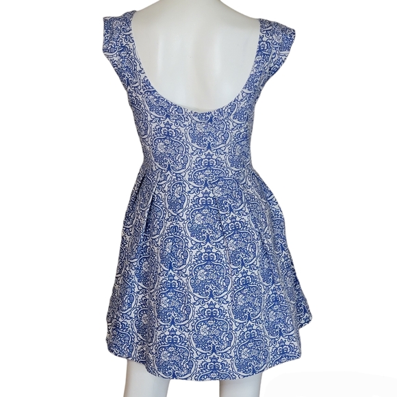 Miss Cherry 100% Linen Blue China Print Scoop Back Babydoll Dress, EUC, size 12 - Picture 2 of 9